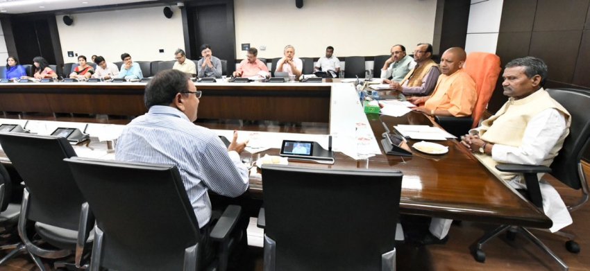 UPCM लोक भवन में छात्रवृत्ति अनुदान/पेंशन योजनाओं की प्रगति की समीक्षा बैठक करते हुए
