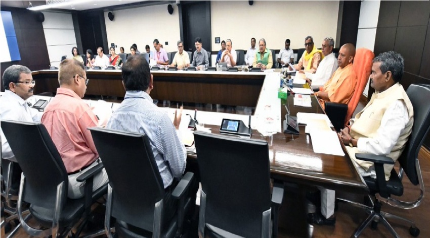 UPCM लोक भवन में छात्रवृत्ति, पेंशन एवं अनुदान योजनाओं की समीक्षा बैठक करते हुए