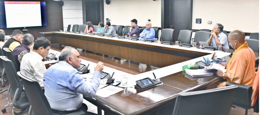 UPCM लोक भवन में लाभार्थियों को राशन कार्ड के माध्यम से अन्य सुविधाएं उपलब्ध कराने के संबंध में बैठक करते हुए