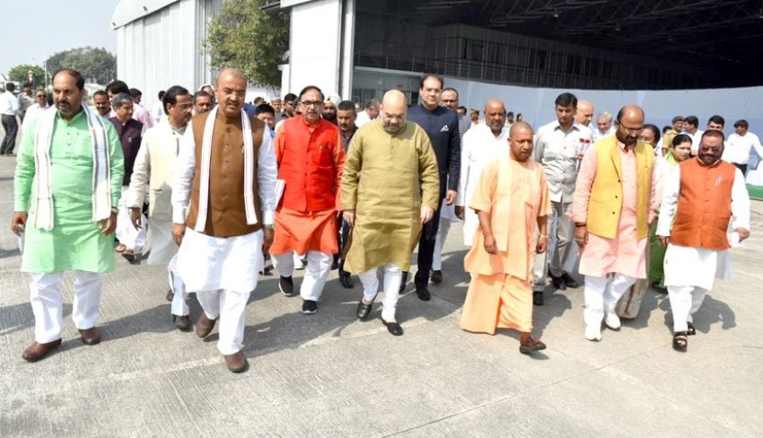 UPCM, महेंद्र नाथ पांडेय और अन्य मंत्री लखनऊ एयरपोर्ट पर बीजेपी राष्ट्रीय अध्यक्ष अमित शाह का स्वागत करते हए