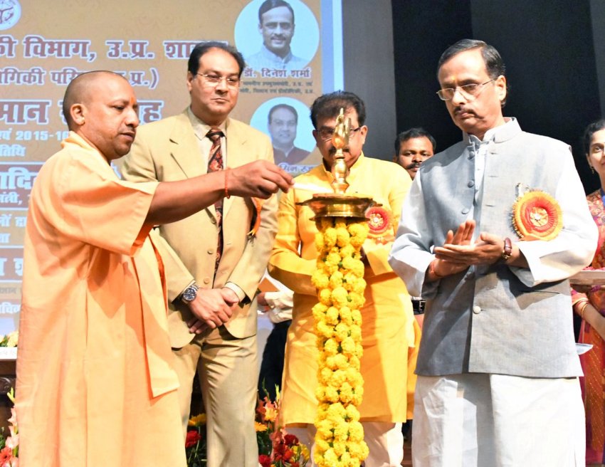 UPCM लोक भवन में 'वैज्ञानिक सम्मान समारोह’ का दीप प्रज्ज्वलित क्र शुभारंभ करते हुए