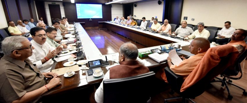 UPCM लोक भवन में ईट भट्टों के संचालन में आ रही समस्याओं के संबंध में बैठक करते हुए