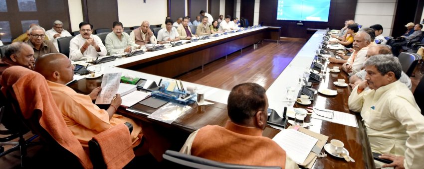 UPCM लोक भवन में ईट भट्टों के संचालन में आ रही समस्याओं के संबंध में बैठक करते हुए