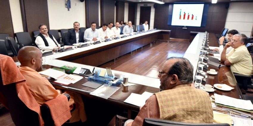 UPCM लोक भवन में 'प्रधानमंत्री शहरी आवास योजना' की प्रगति की समीक्षा बैठक करते हुए