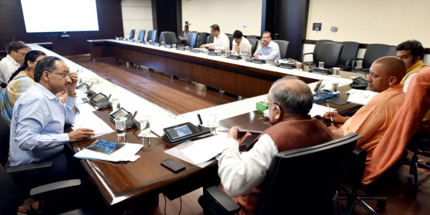 UPCM लोक भवन में सौभाग्य और उजाला योजना कार्यक्रमों की प्रगति एवं मजरों के विद्युतीकरण कार्य की समीक्षा करते हुए