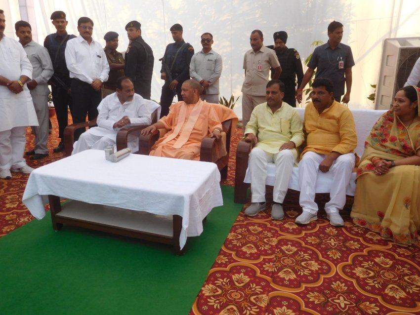 UPCM वन एवं पर्यावरण मंत्री दारा सिंह चौहान के आजमगढ़ स्थित पैतृक आवास पर उनके पिता स्व. राम किशुन चौहान के प्रति श्रद्धासुमन अर्पित करने पहुंचे