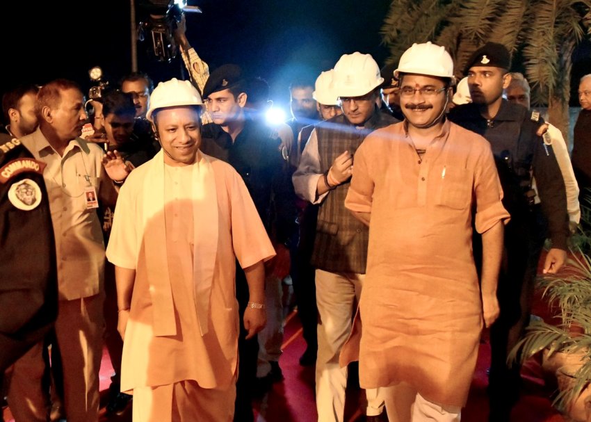 UPCM रविवार देर रात लगभग 2 बजे तक सूचना राज्य मंत्री डाॅ. नीलकंठ तिवारी एवं अधिकारियों के साथ वाराणसी में विकास कार्य का स्थलीय निरीक्षण करते हुए