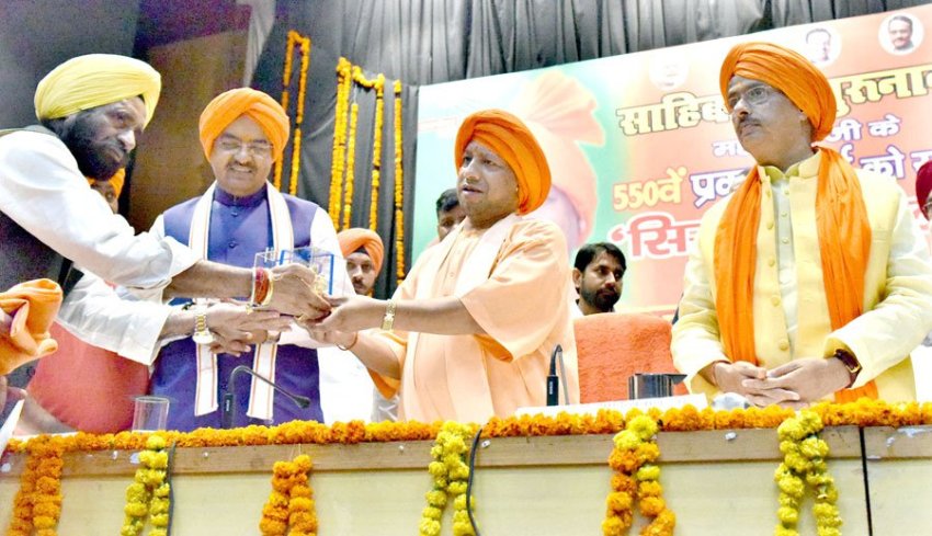 UPCM को ‘सिख सम्मेलन’ में स्मृति भेंट करते हुए