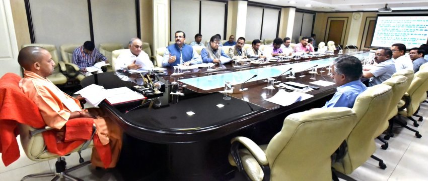 UPCM शास्त्री भवन में लैंड पूलिंग स्कीम के तहत पायलट प्रोजेक्ट्स के क्रियान्वयन के लिए नीति के प्रस्तुतिकरण का अवलोकन करते हुए