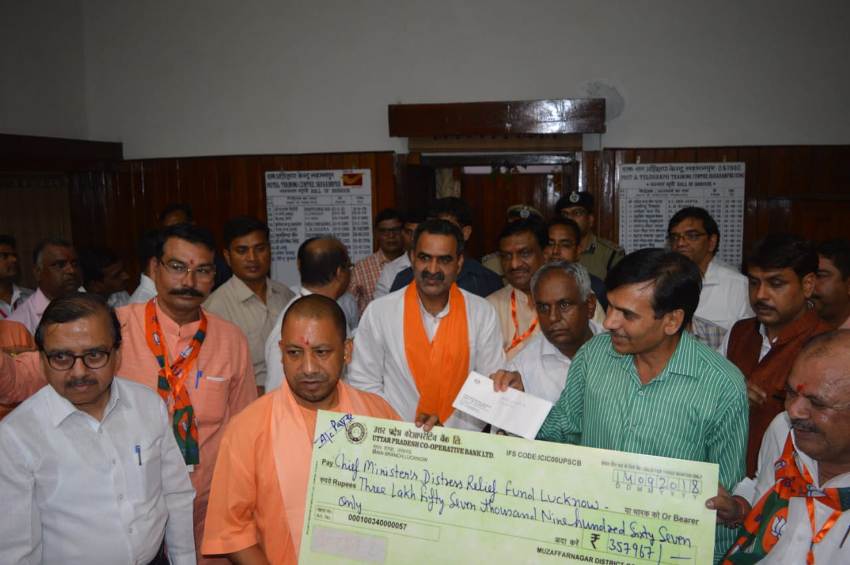 UPCM को उत्तर प्रदेश कोआॅपरेटिव बैंक लिमिटेड की ओर से मुख्यमंत्री राहत कोष के लिए चेक प्रदान करते हुए