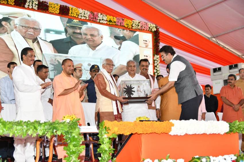 UPCM और राज्यपाल को खादी और ग्रामोद्योग प्रमुख सचिव स्मृति चिन्ह भेंट करते हुए