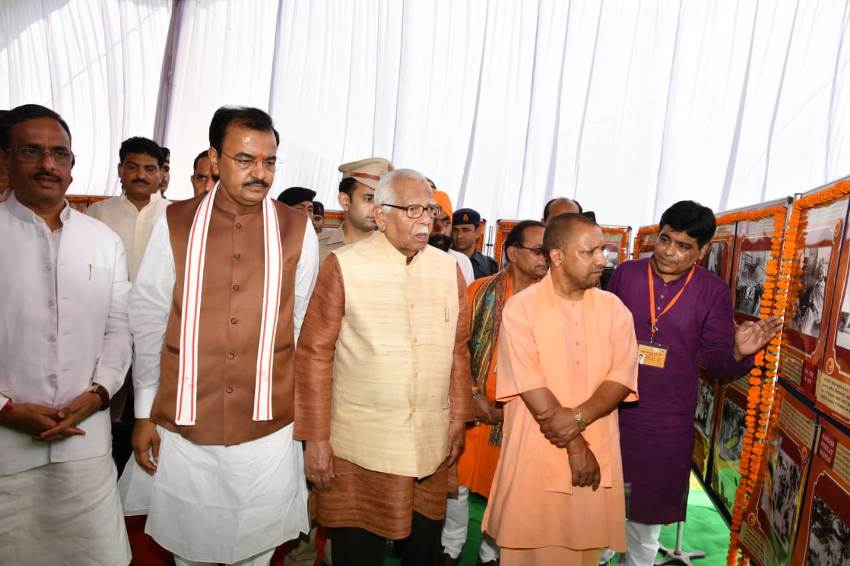 UP_Dy_CM केशव प्रसाद मौर्य, UPCM और राज्यपाल प्रदर्शनी का अवलोकन करते हुए