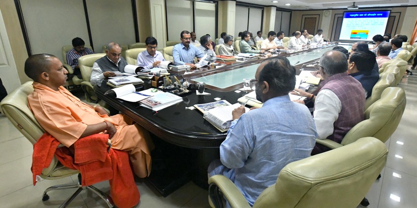 UPCM प्रदेश की सड़कों को गड्ढामुक्त किए जाने सम्बन्धी कार्य योजना की समीक्षा बैठक करते हुए