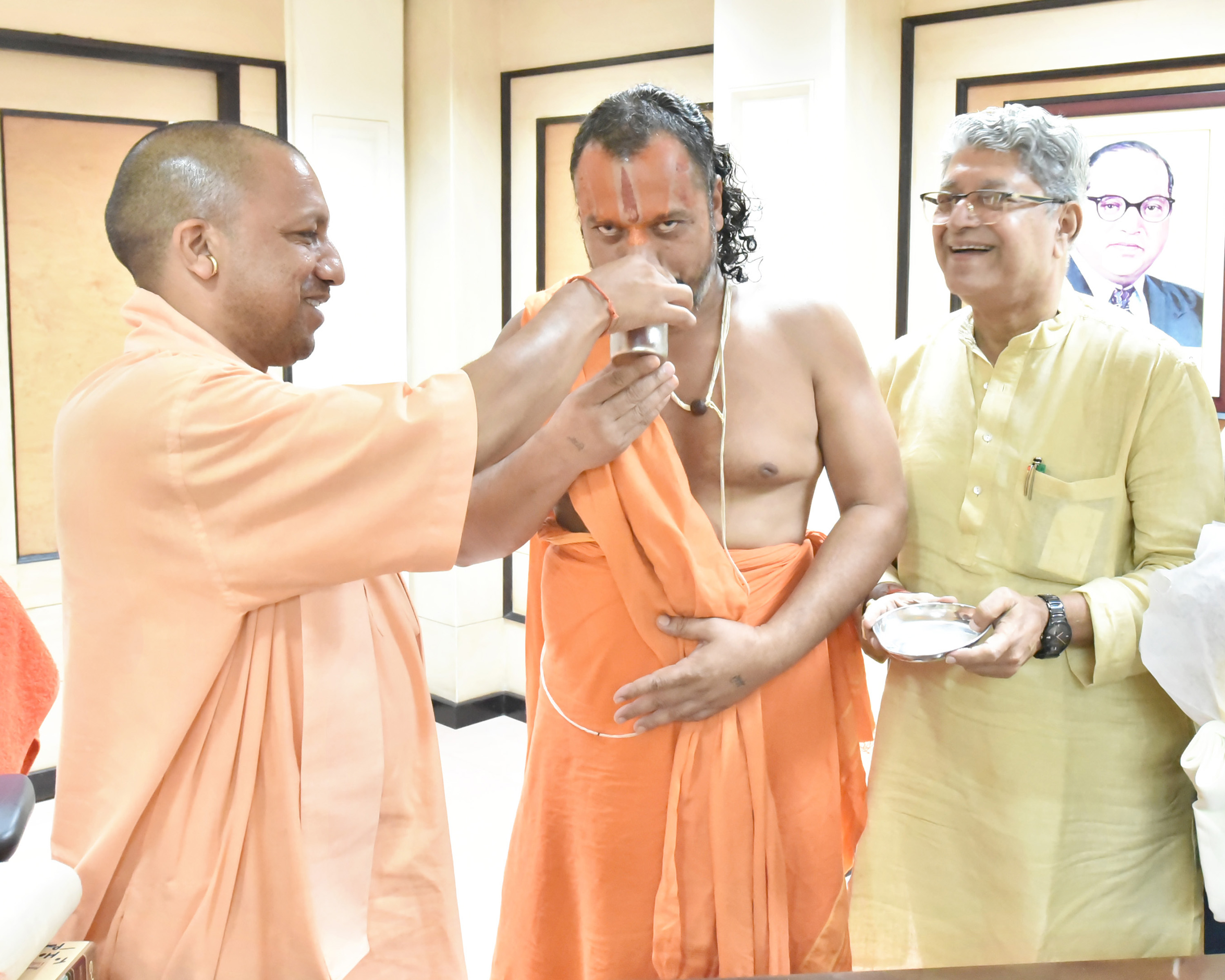 UPCM अयोध्या के महंत स्वामी परमहंस दास का अनशन जूस पिलाकर समाप्त करवाते हुए, साथ में आयोध्या के विधायक वेद प्रकाश गुप्ता भी मौजूद