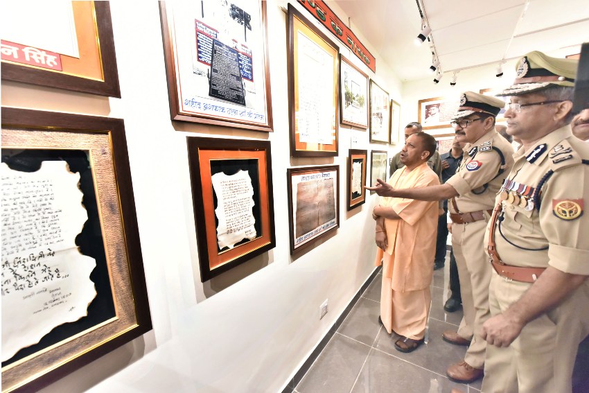 UPCM जेल के कैदियों द्वारा निर्मित सामानों की प्रदर्शनी का शुभारम्भ एवं अवलोकन करते हुए