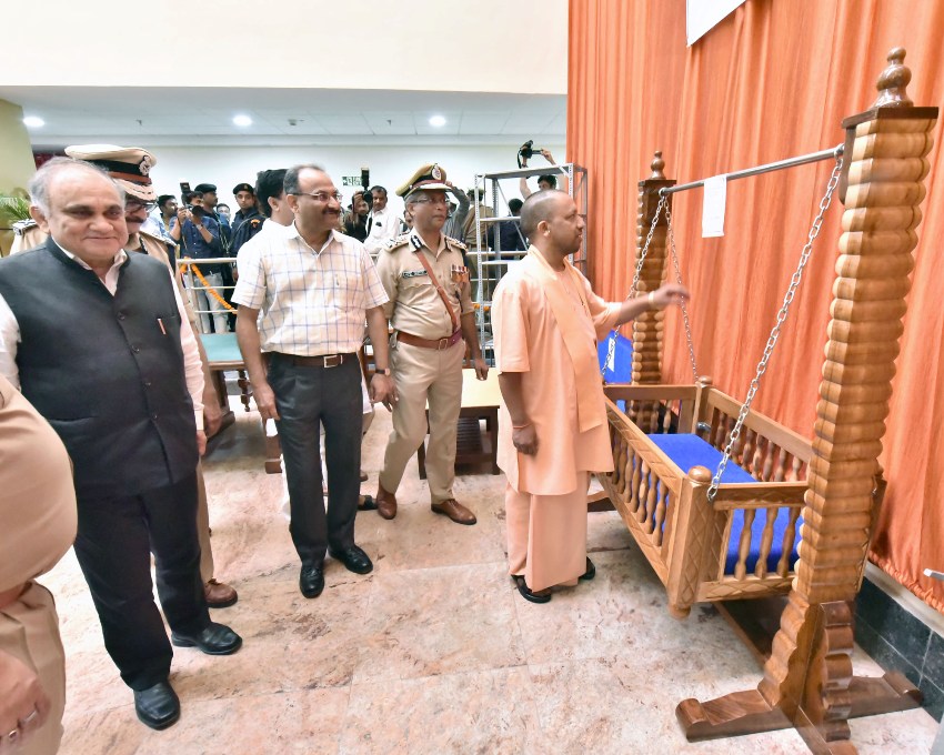 UPCM जेल के कैदियों द्वारा निर्मित सामानों की प्रदर्शनी का शुभारम्भ एवं अवलोकन करते हुए