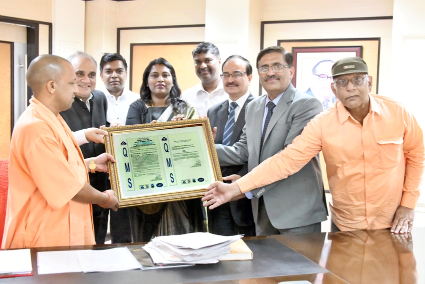 UPCM स्वच्छ भारत मिशन (ग्रामीण) के तहत इटावा को ISO प्रमाण-पत्र प्रदान किए जाने पर DM को बधाई देते हुए
