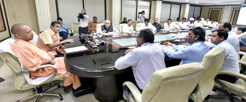 UPCM और केन्द्रीय सड़क परिवहन मंत्री NHAI सड़कों के सम्बन्ध में समीक्षा बैठक करते हुए