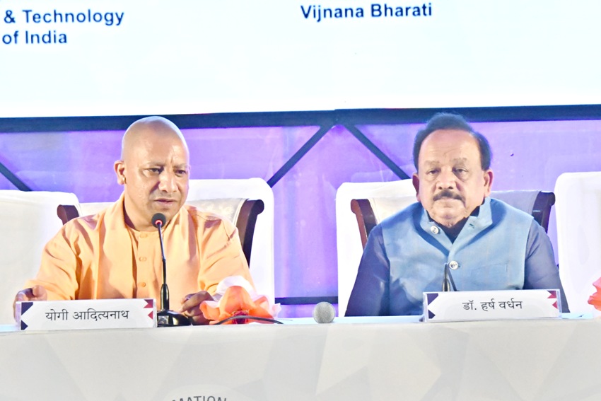 UPCM और केन्द्रीय विज्ञान एवं प्रौद्योगिकी मंत्री लखनऊ में IISF-2018 के सम्बन्ध में संयुक्त प्रेस-वार्ता को सम्बोधित करते हुए