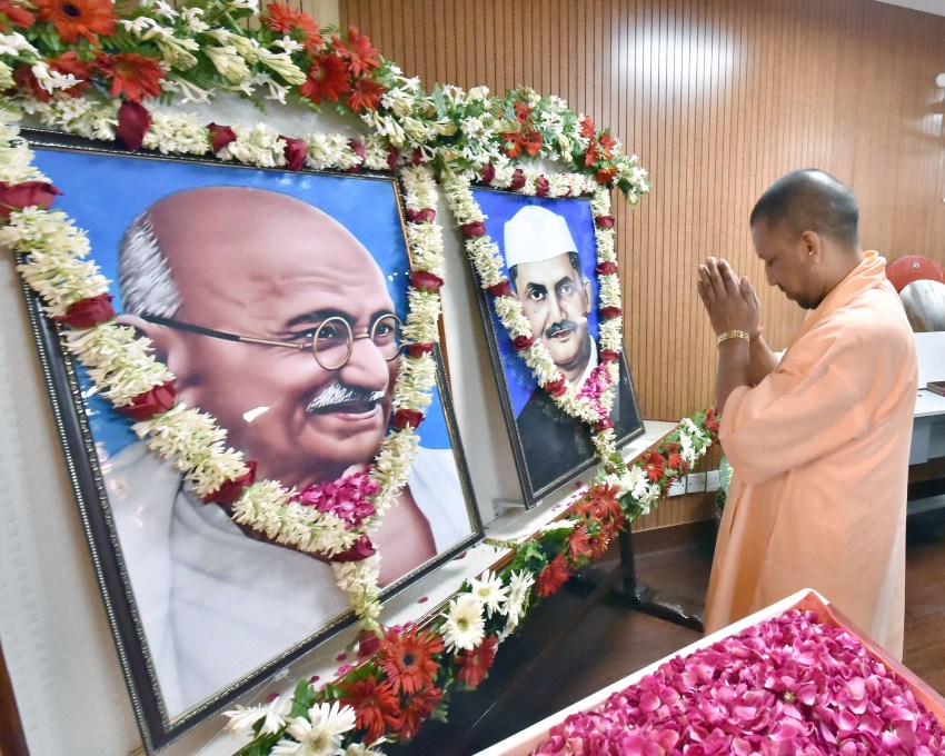 UPCM राष्ट्रपिता महात्मा गांधी एवं देश के द्वितीय प्रधानमंत्री लाल बहादुर शास्त्री के चित्रों पर पुष्पांजलि अर्पित करते हुए