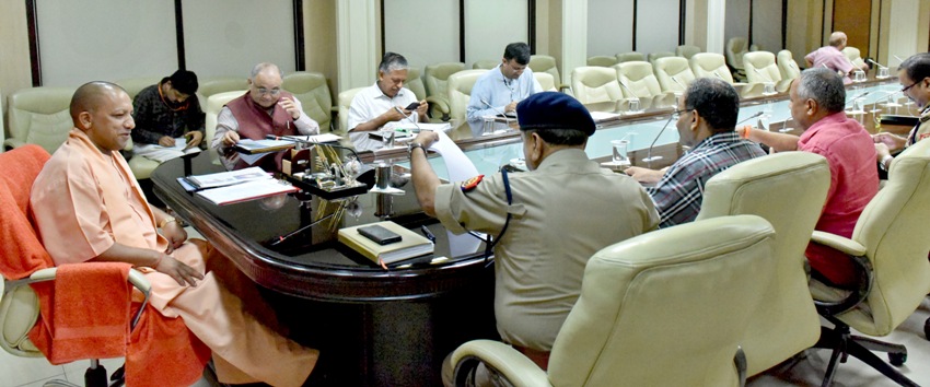 UPCM वीडियो काॅन्फ्रेंसिंग के माध्यम से सभी जिलाधिकारियों, वरिष्ठ पुलिस अधीक्षकों, पुलिस अधीक्षकों को निर्देश देते हुए