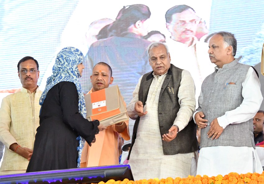 UPCM हस्तशिल्पियों और उद्यमियों को ‘टूल किट’ वितरित करते हुए