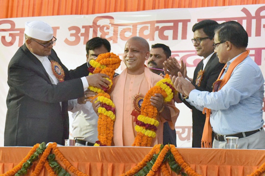 UPCM का गोरखपुर में जिला अधिवक्ता एसोसिएशन के शताब्दी समारोह में स्वागत करते हुए