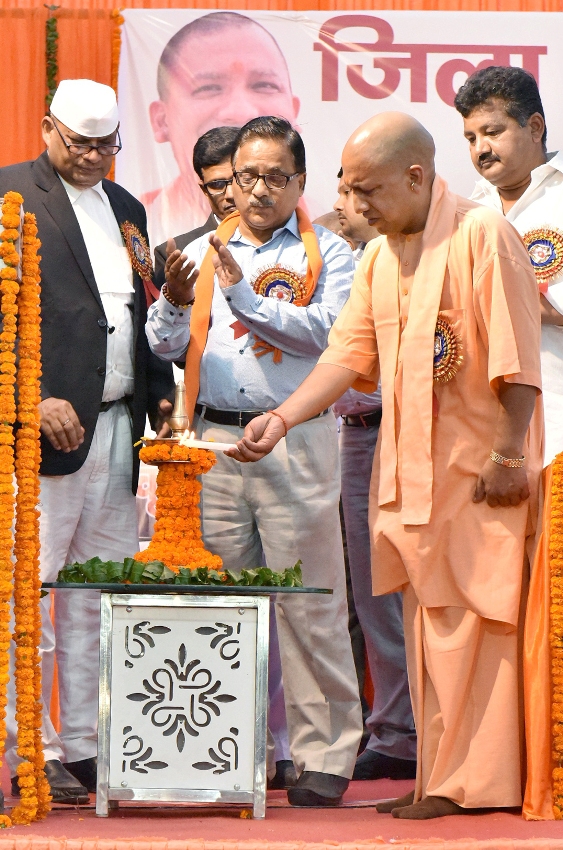 UPCM गोरखपुर में जिला अधिवक्ता एसोसिएशन के शताब्दी समारोह का शुभारम्भ करते हुए