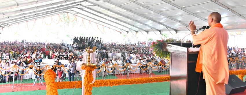 UPCM ‘एक जनपद-एक उत्पाद’ योजना के तहत ‘चिकनकारी व जरी-जरदोजी’ पर आयोजित समिट को सम्बोधित करते हुए