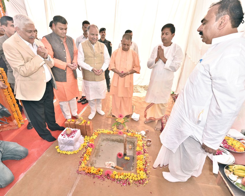 UPCM SGPGI में आधुनिक चिकित्सा सुविधाओं से युक्त 550 शैय्याओं के विस्तार कार्यक्रम का पूजा अर्चना करके शुभारम्भ करते हुए