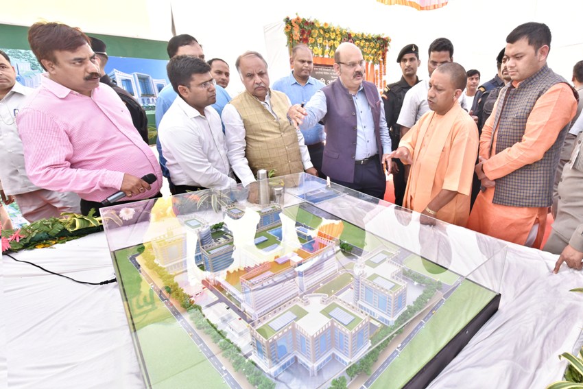 UPCM प्रदर्शनी का अवलोकन करते हुए