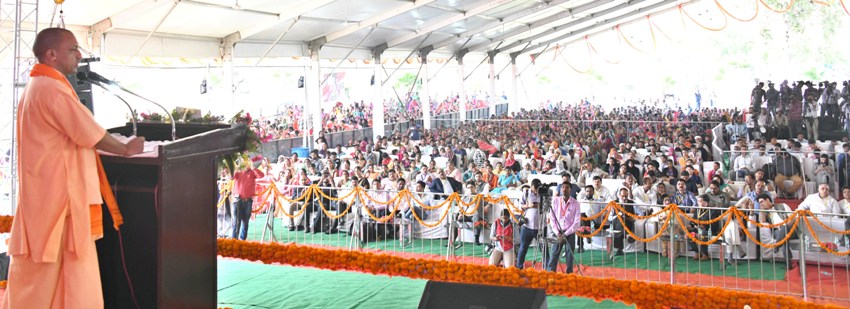 UPCM ‘एक जनपद-एक उत्पाद’ योजना के तहत ‘चिकनकारी व जरी-जरदोजी’ पर आयोजित समिट को सम्बोधित करते हुए