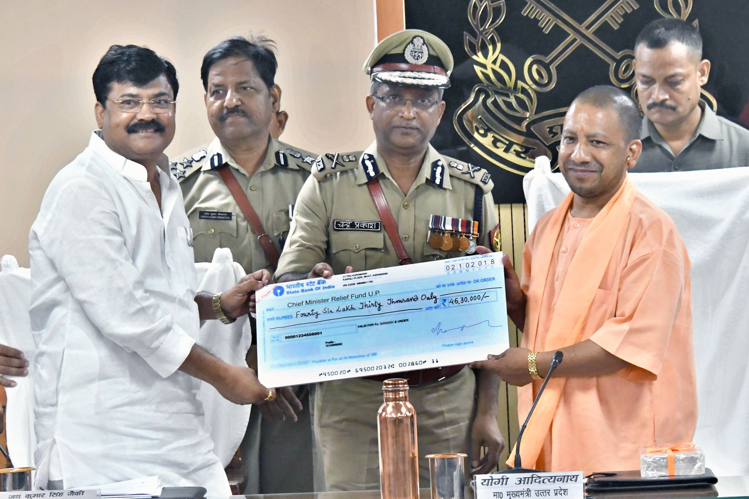 UPCM को अपर पुलिस महानिदेशक कारागार चन्द्र प्रकाश ने जेल कर्मियों द्वारा केरल के बाढ़ पीड़ितों की सहायता के लिए 46 लाख 30 हजार रु. का चेक सौंपते हुए