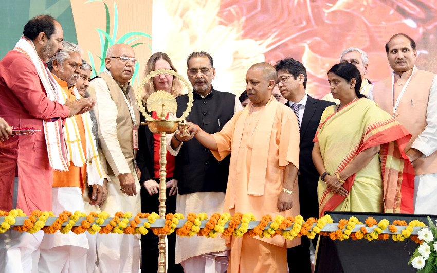 UPCM ‘कृषि कुम्भ’ कार्यक्रम का दीप प्रज्ज्वलित कर शुभारम्भ करते हुए