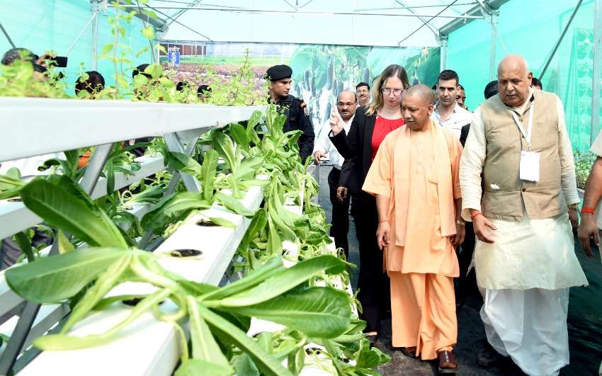 UPCM ‘कृषि कुम्भ’ कार्यक्रम में प्रदर्शनी का अवलोकन करते हुए