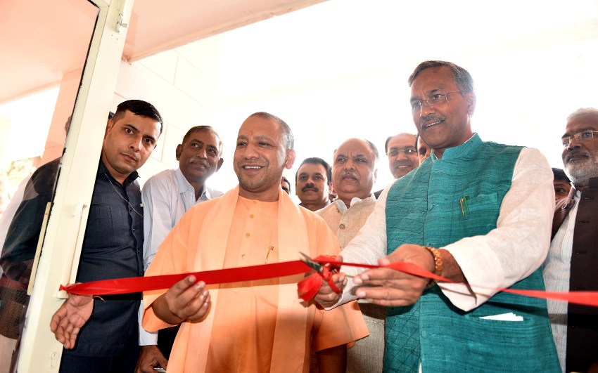 UPCM और उत्तराखण्ड CM फीता काटकर कार्यक्रम को शुभारम्भ करते हुए