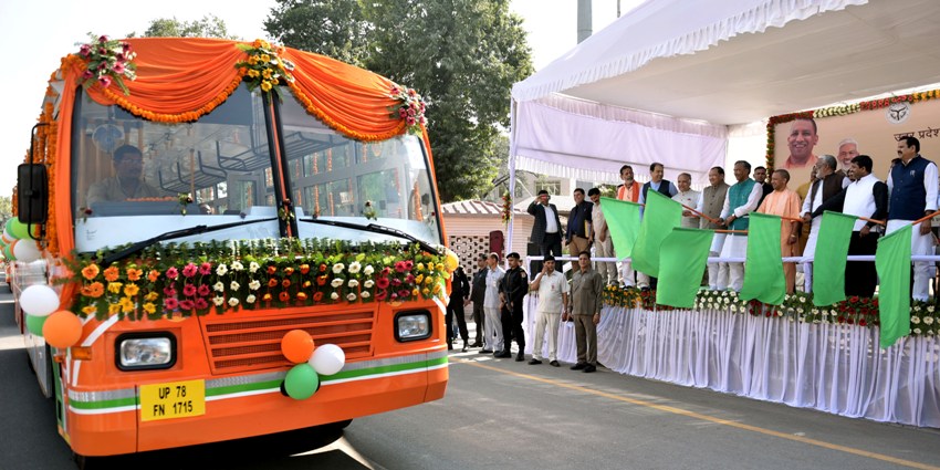  UPCM उत्तर प्रदेश परिवहन निगम की 51 प्रयागराज कुम्भ शटल बसों व 03 CNG बसों को झण्डी दिखाकर रवाना करते हुए