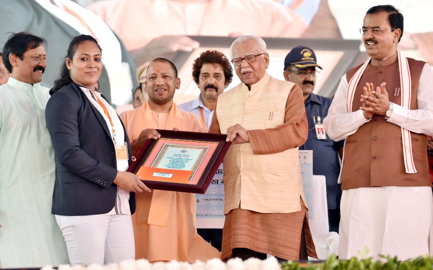 UPCM एशियन गेम्स एवं काॅमन वेल्थ गेम्स में पदक विजेताओं और प्रतिभागियों को पुरस्कार राशि से सम्मानित करते हुए