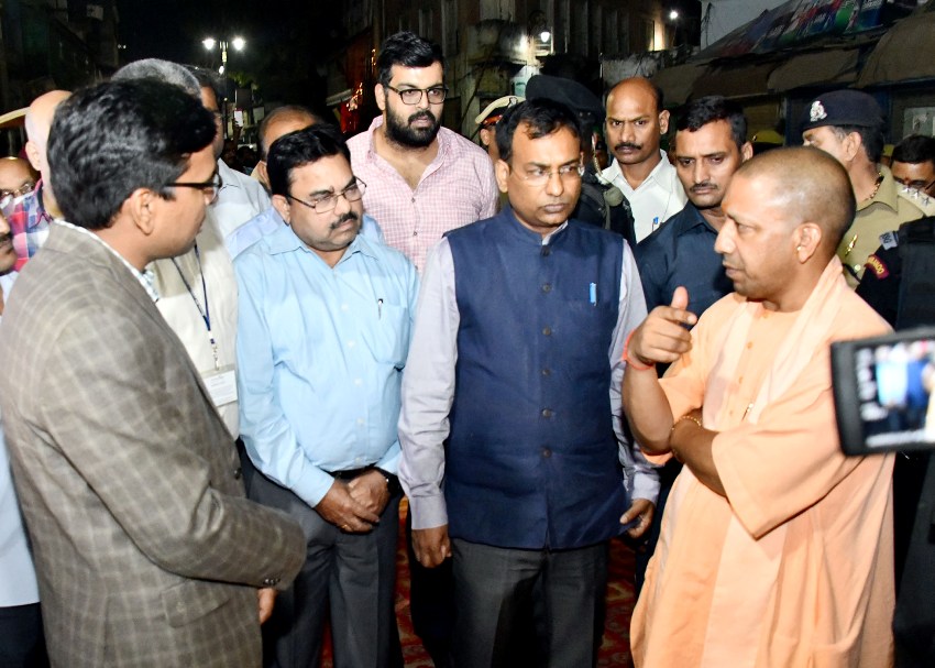 UPCM वाराणसी-बाबतपुर नवनिर्मित 4 लेन सड़क, रिंग रोड एवं काशी विश्वनाथ मंदिर काॅरिडोर का भी निरीक्षण करते हुए