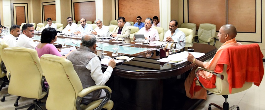UPCM शास्त्री भवन में स्वच्छता से सम्बन्धित कार्ययोजनाओं और कानपुर की टैनरीज़ की शिफ्टिंग की प्रगति की समीक्षा बैठक करते हुए