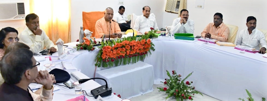 UPCM बलरामपुर में रिजर्व पुलिस लाइन के सभाकक्ष में विकास कार्यों एवं कानून व्यवस्था की समीक्षा बैठक करते हुए