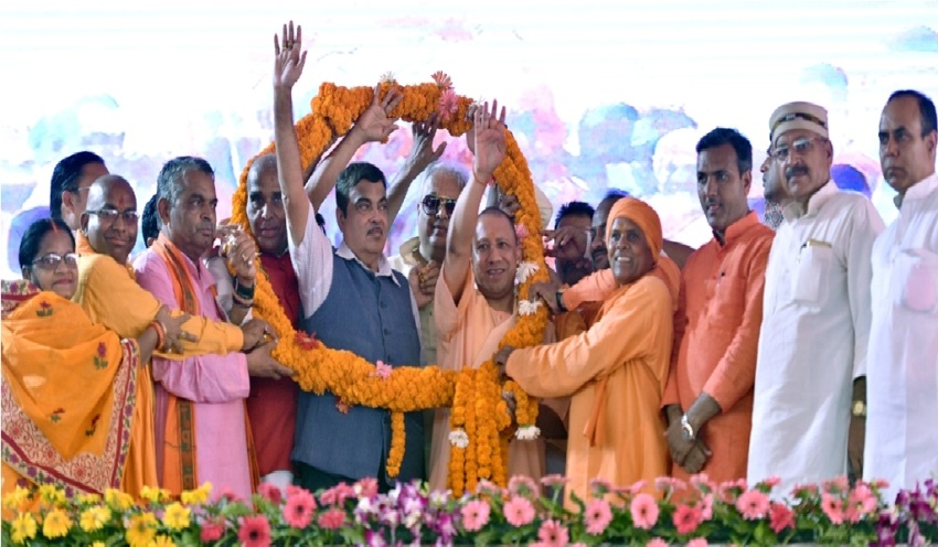 UPCM और केन्द्रीय सड़क परिवहन मंत्री का सिद्धार्थनगर में कार्यकर्ता स्वागत करते हुए