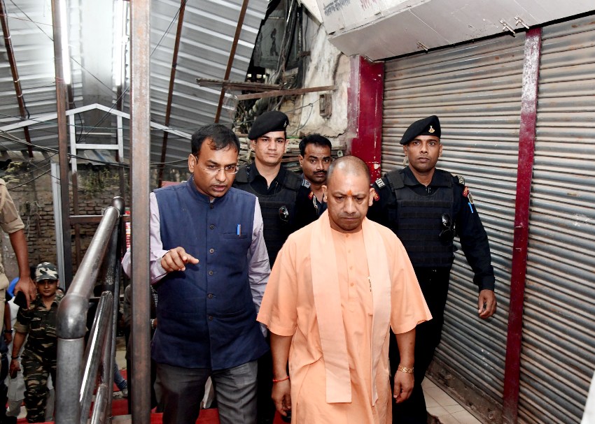 UPCM जनपद वाराणसी के भ्रमण के दौरान विकास कार्यों का निरीक्षण करते हुए