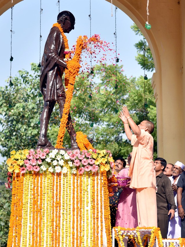 UPCM राष्ट्रपिता महात्मा गांधी की 150वीं जयंती पर उनकी प्रतिमा पर माल्यार्पण कर श्रद्धांजलि अर्पित करते हुए