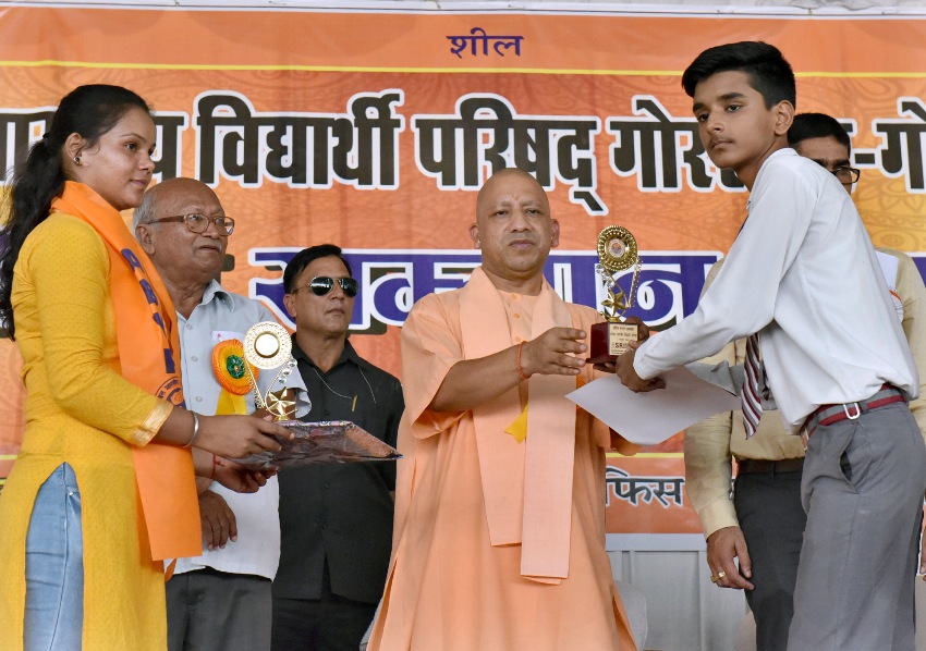 UPCM मेधावी छात्र-छात्राओं को प्रमाण-पत्र और स्मृति चिन्ह् प्रदान करते हुए