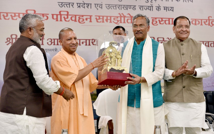 UPCM उत्तराखंड CM को स्मृति भेंट करते हुए