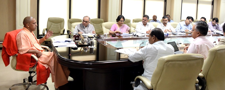 UPCM शास्त्री भवन में स्वच्छता से सम्बन्धित कार्ययोजनाओं और कानपुर की टैनरीज़ की शिफ्टिंग की प्रगति की समीक्षा बैठक करते हुए