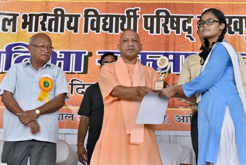 UPCM मेधावी छात्र-छात्राओं को प्रमाण-पत्र और स्मृति चिन्ह् प्रदान करते हुए
