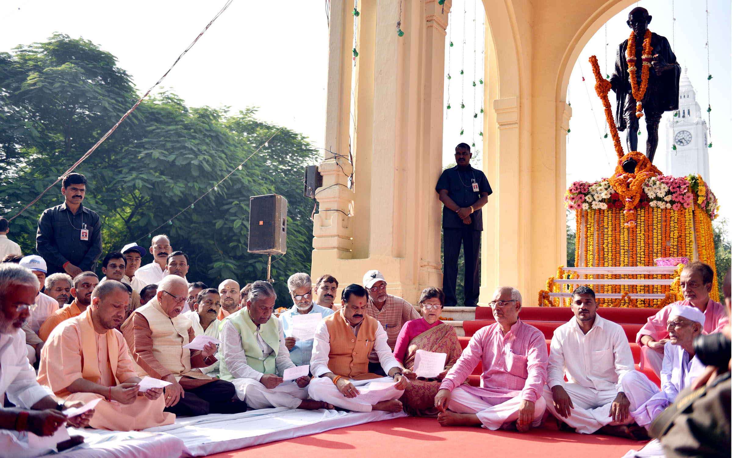 UPCM और राजयपाल राष्ट्रपिता महात्मा गांधी की 150वीं जयंती पर उनकी प्रतिमा पर
