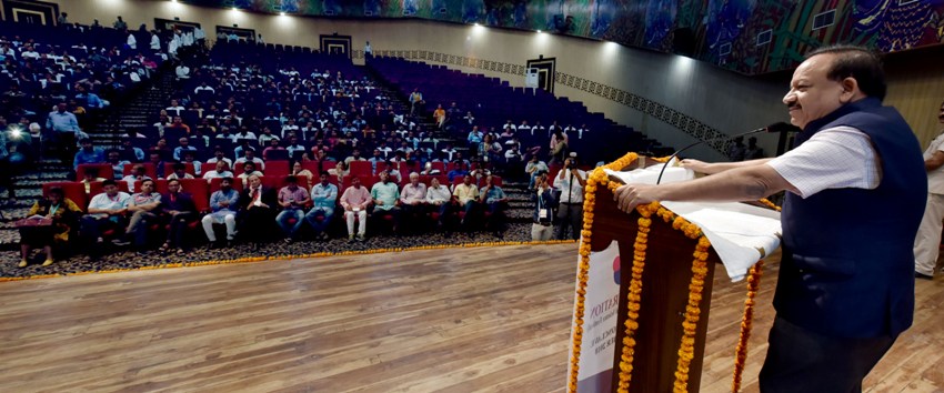 केन्द्रीय विज्ञान एवं प्रौद्योगिकी मंत्री डाॅ. हर्षवर्धन कार्यक्रम को सम्बोधित करते हुए